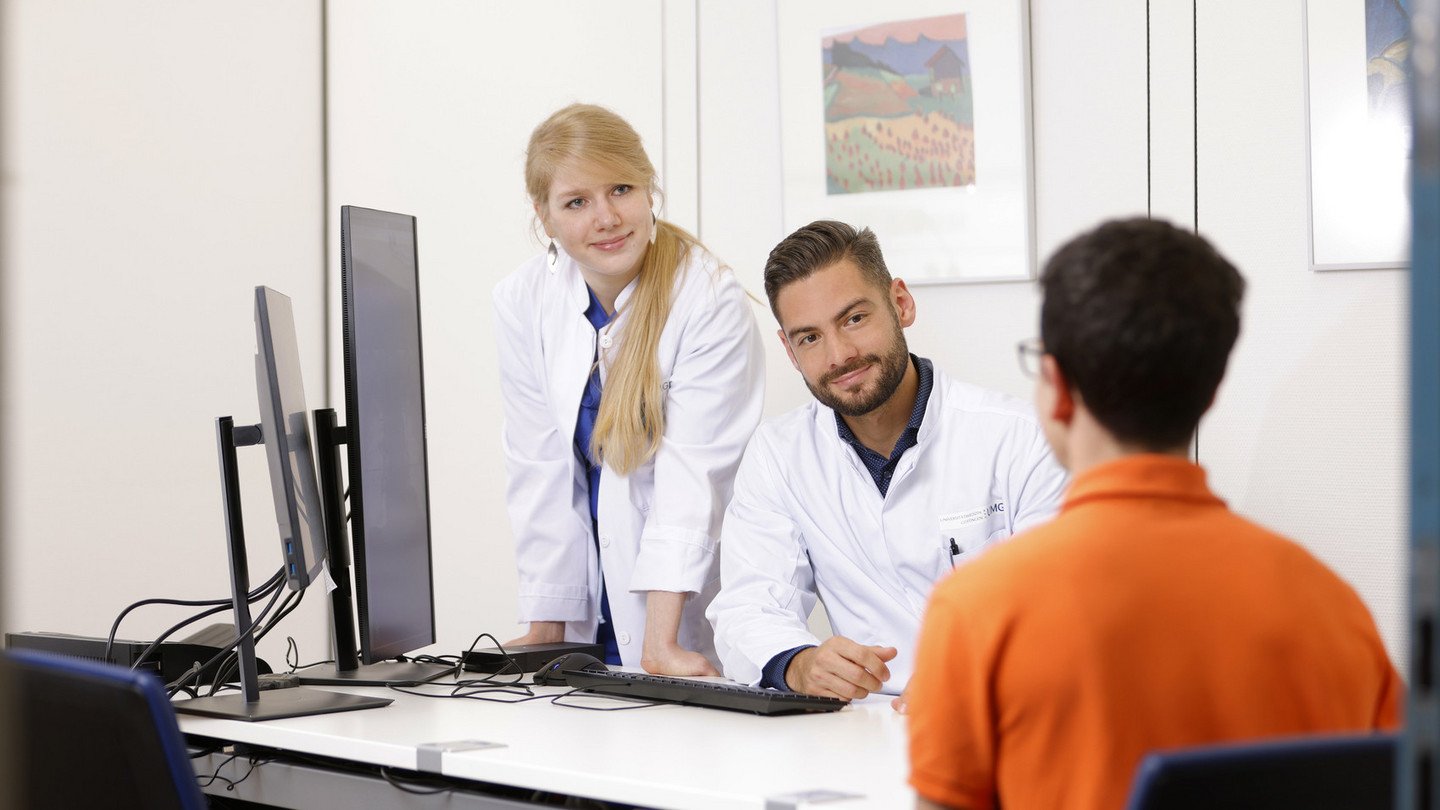 Ärztinnen und Ärzte der Klinik für Anästhesiologie im Gespräch mit Patienten